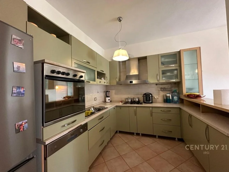 Tirane, jap me qera apartament 2+1 Kati 3, 106 m² 650 € (Don Bosko)