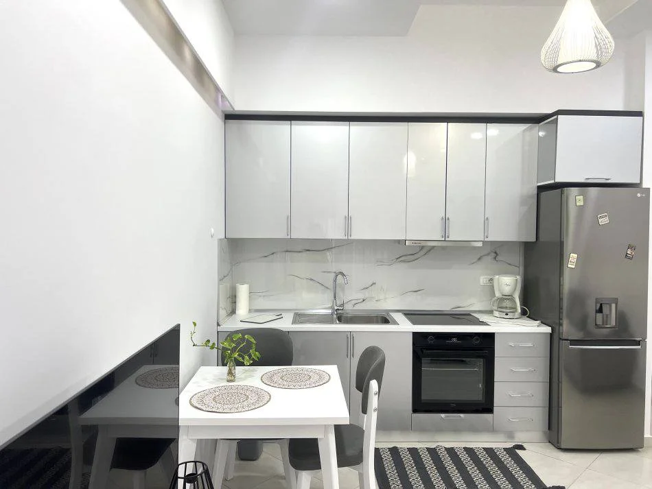 Tirane, jepet me qera apartament 1+1 Kati 2, 65 m² 600 € (Kopshti Botanik, Tirane)