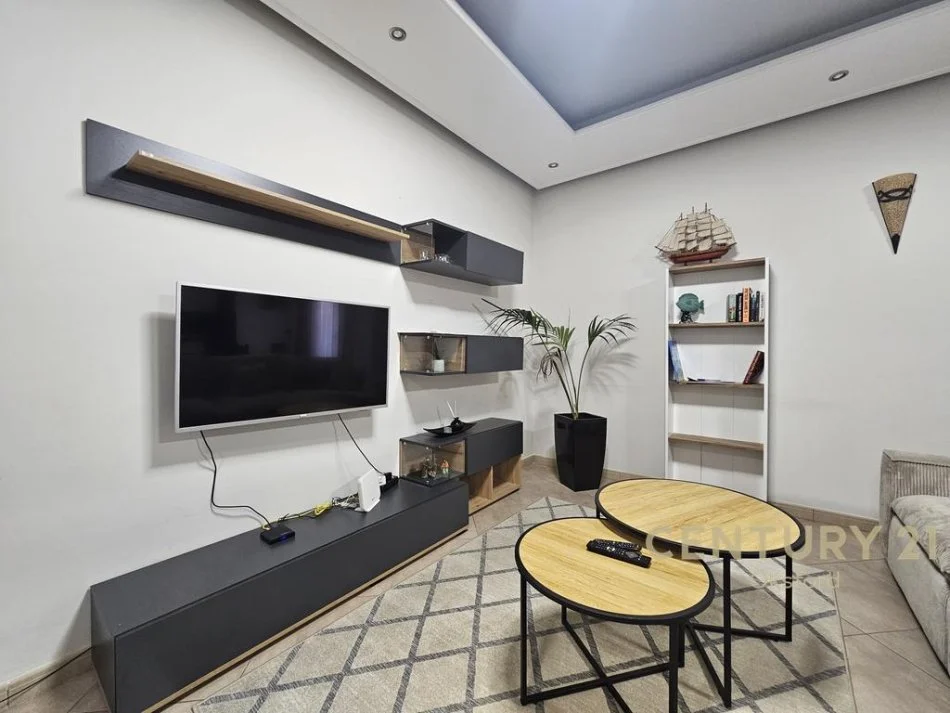 Tirane, jepet me qera apartament 3+1+Ballkon Kati 5, 159 m² 750 € 