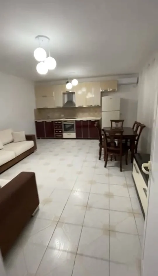 jepet me qera , 400 € (Jepet me Qera 3+1 e mobiluar ne dalje te Kombinatit)