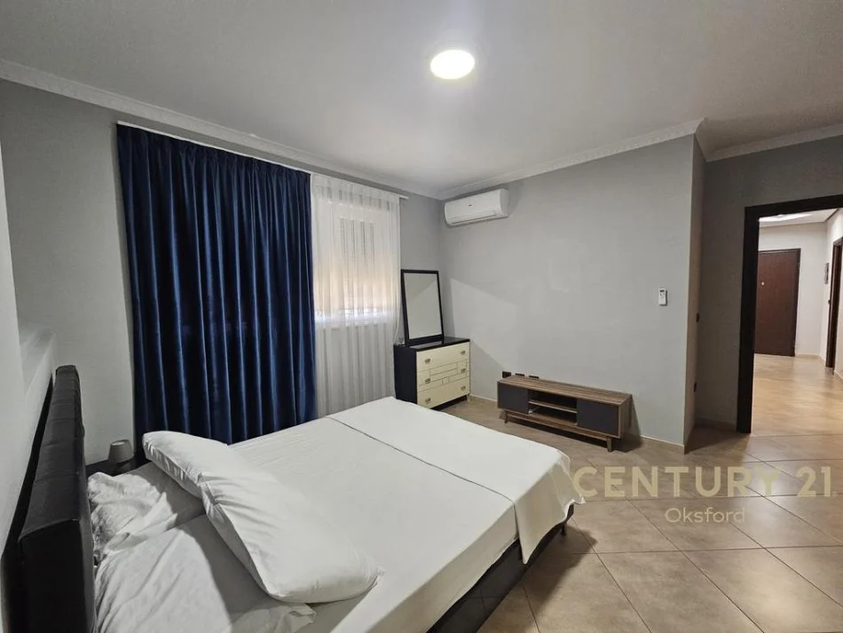 Tirane, jepet me qera apartament 3+1+Ballkon Kati 5, 159 m² 750 € 