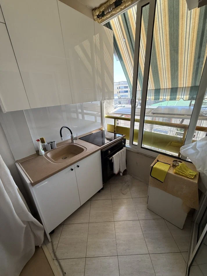 Tirane, jepet me qera apartament 1+1 Kati 5, 60 m² 500 € (Rruga kavajes)