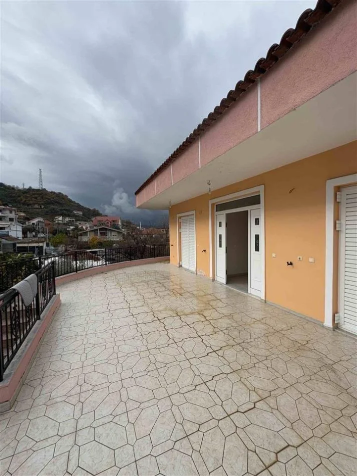 Tirane, jepet me qera apartament 2+1 Kati 1, 110 m² 500 € (Pallati amerikan3)