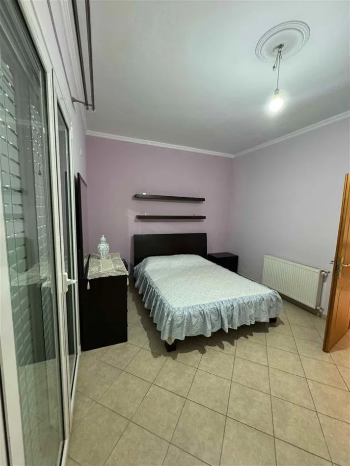 Tirane, jepet me qera apartament 2+1 Kati 1, 110 m² 500 € (Pallati amerikan3)