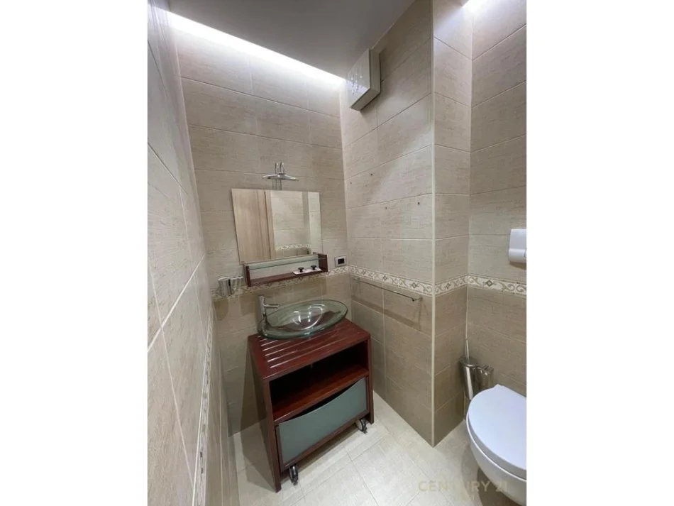 Tirane, jepet me qera apartament 1+1 Kati 2, 70 m² 600 € (Pazari i ri)