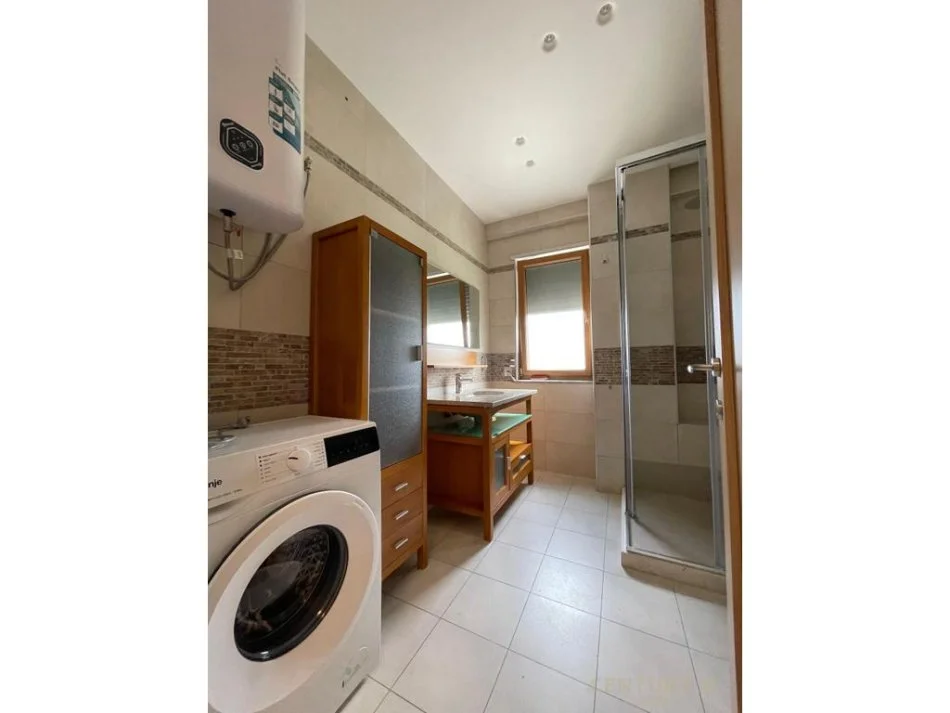 Tirane, jepet me qera apartament 1+1 Kati 2, 70 m² 600 € (Pazari i ri)