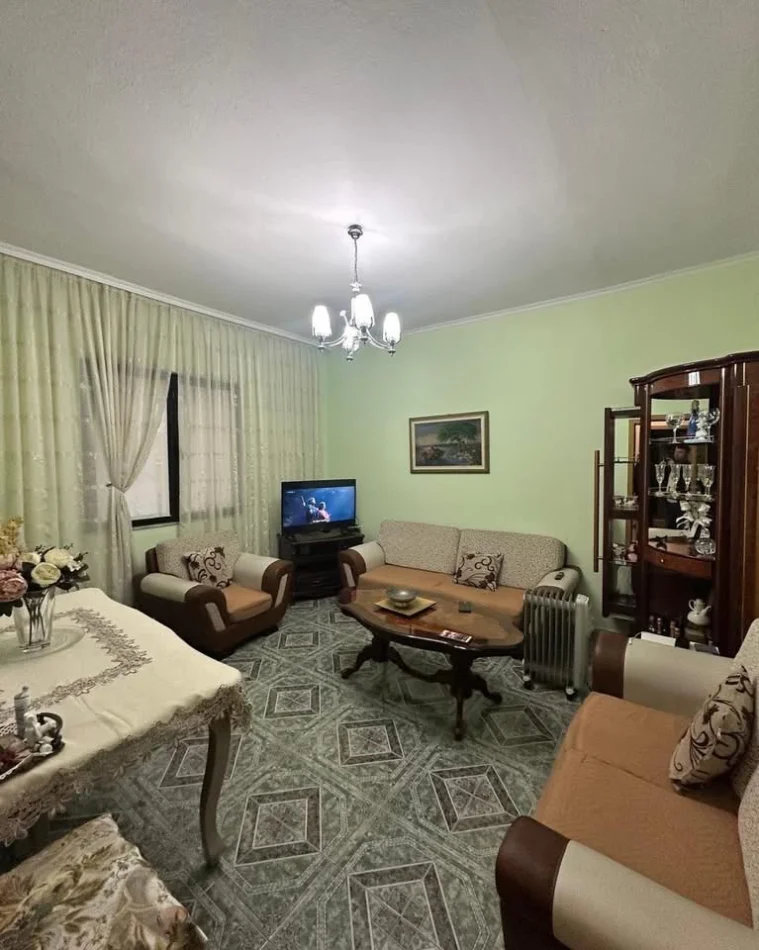 Tirane, jepet me qera Vile 2 Katshe Kati 2, 180 m² 700 € (Kombinat)