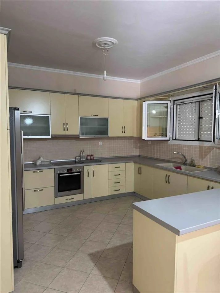 Tirane, jepet me qera apartament 2+1 Kati 1, 110 m² 500 € (Pallati amerikan3)