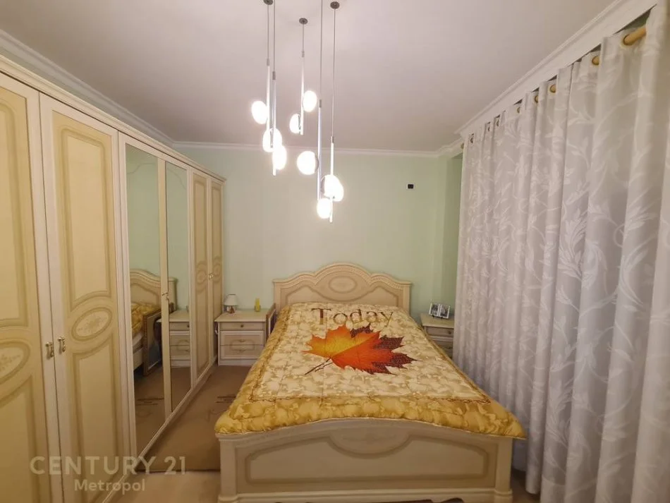 Tirane, jepet me qera apartament 1+1 Kati 2, 70 m² 600 € (Pazari i ri)