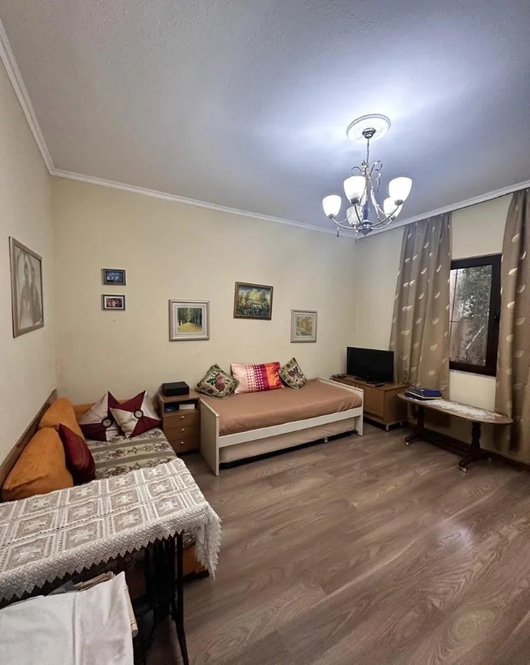 Tirane, jepet me qera Vile 2 Katshe Kati 2, 180 m² 700 € (Kombinat)