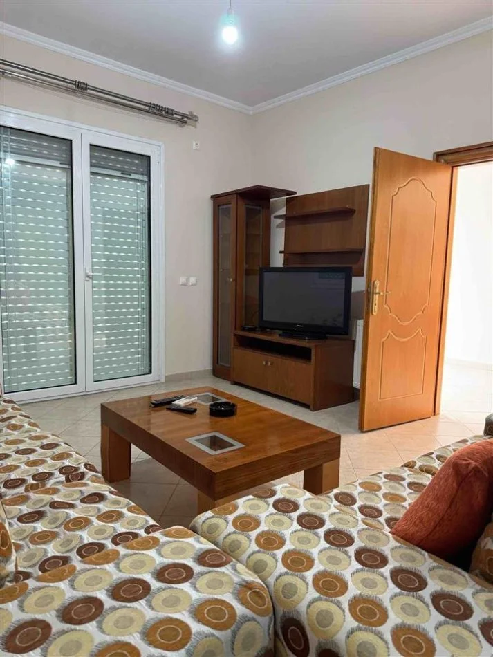 Tirane, jepet me qera apartament 2+1 Kati 1, 110 m² 500 € (Pallati amerikan3)