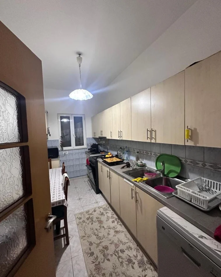 Tirane, jepet me qera Vile 2 Katshe Kati 2, 180 m² 700 € (Kombinat)