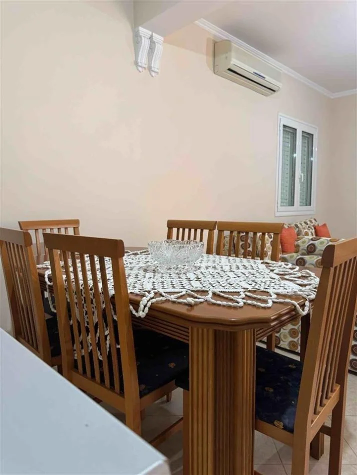 Tirane, jepet me qera apartament 2+1 Kati 1, 110 m² 500 € (Pallati amerikan3)