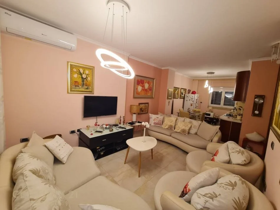 Tirane, jepet me qera apartament 1+1 Kati 2, 70 m² 600 € (Pazari i ri)