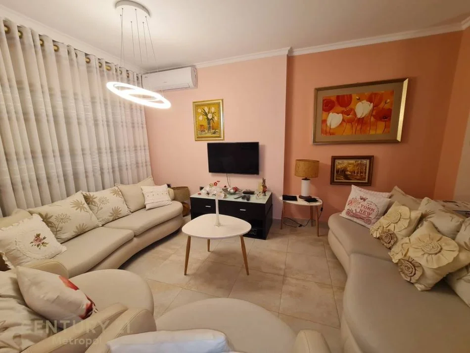 Tirane, jepet me qera apartament 1+1 Kati 2, 70 m² 600 € (Pazari i ri)