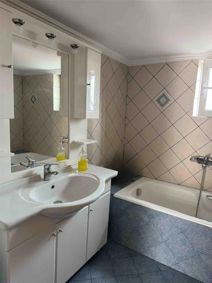 Tirane, jepet me qera apartament 2+1 Kati 1, 110 m² 500 € (Pallati amerikan3)