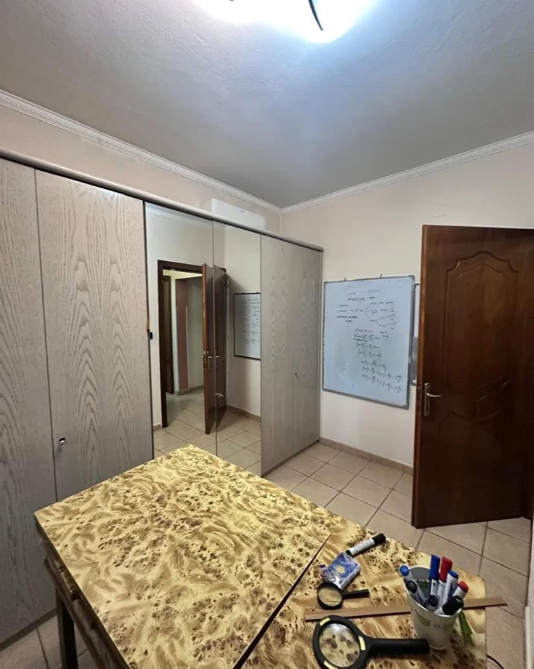 Tirane, jepet me qera Vile 2 Katshe Kati 2, 180 m² 700 € (Kombinat)