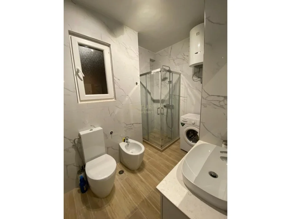 Tirane, jepet me qera apartament 2+1 Kati 8, 92 m² 570 € (Tirana Golden Park 3)