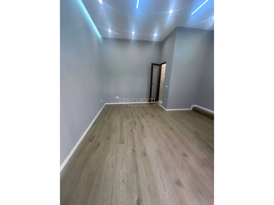 Tirane, jepet me qera ambjent biznesi Kati 0, 1 m²