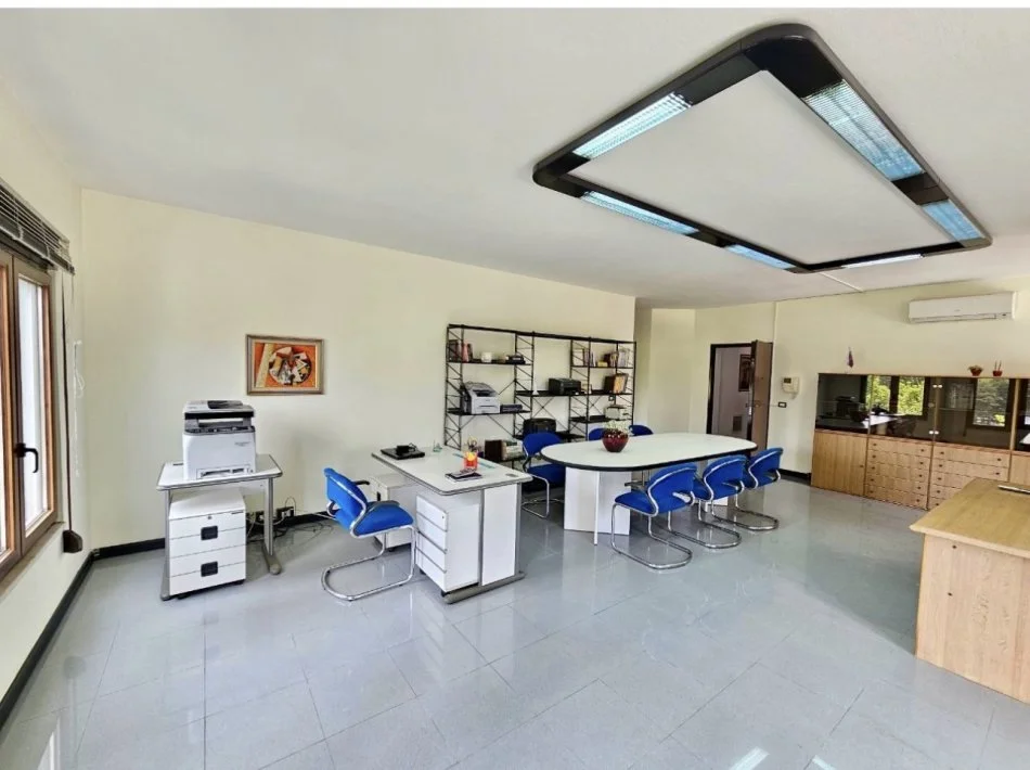 Tirane, jepet me qera ambjent biznesi Kati 3, 96 m² 800 € 