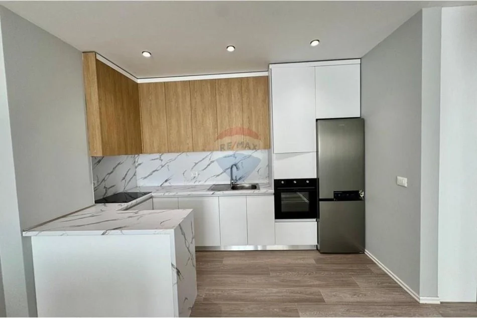 Tirane, jepet me qera apartament 1+1 , 75 m² 600 € (Stacioni Trenit)