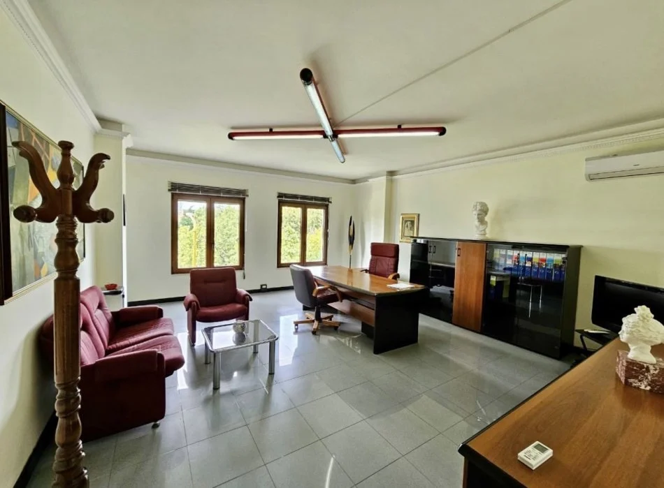Tirane, jepet me qera ambjent biznesi Kati 3, 96 m² 800 € 