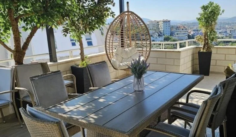 Tirane, shitet apartament 2+1+Ballkon Kati 4, 172 m² 216.000 € (Rruga e Dajtit)