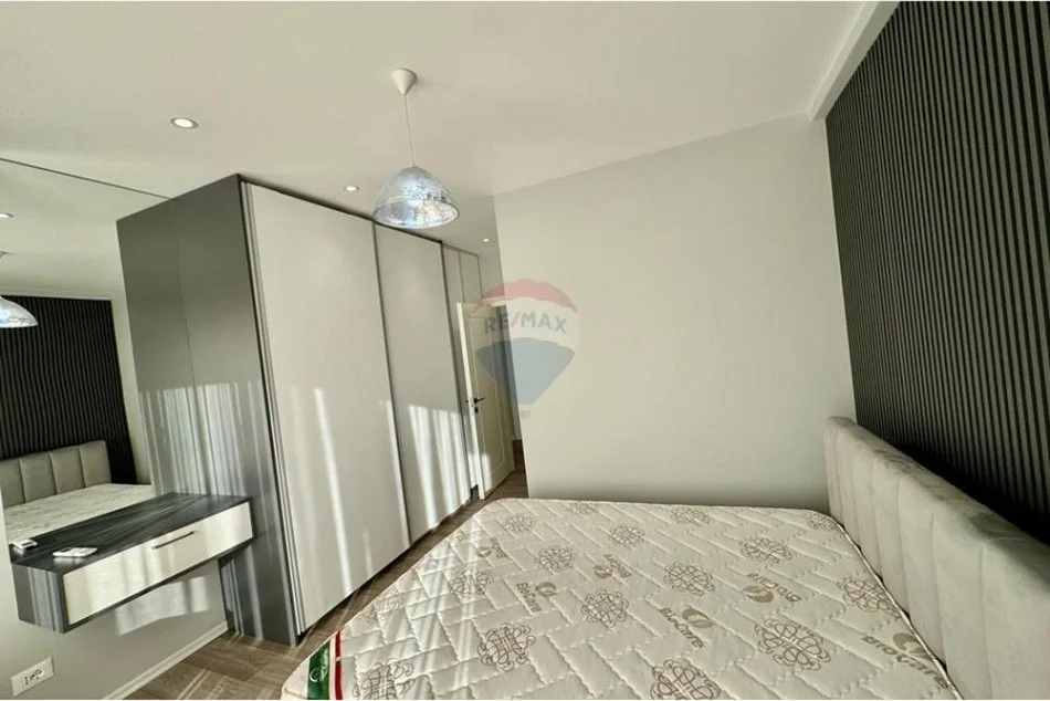 Tirane, jepet me qera apartament 1+1 , 75 m² 600 € (Stacioni Trenit)