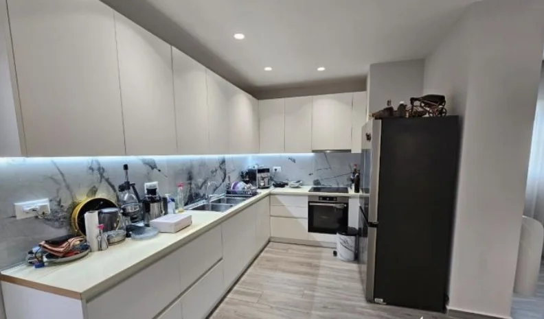 Tirane, shitet apartament 2+1+Ballkon Kati 4, 172 m² 216.000 € (Rruga e Dajtit)