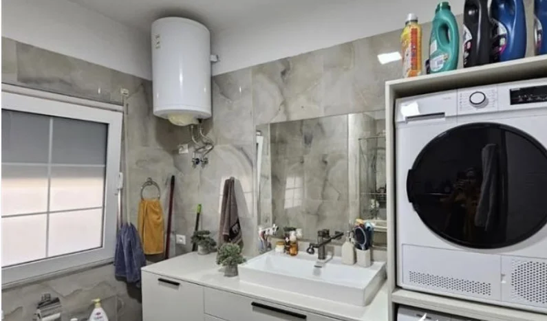 Tirane, shitet apartament 2+1+Ballkon Kati 4, 172 m² 216.000 € (Rruga e Dajtit)