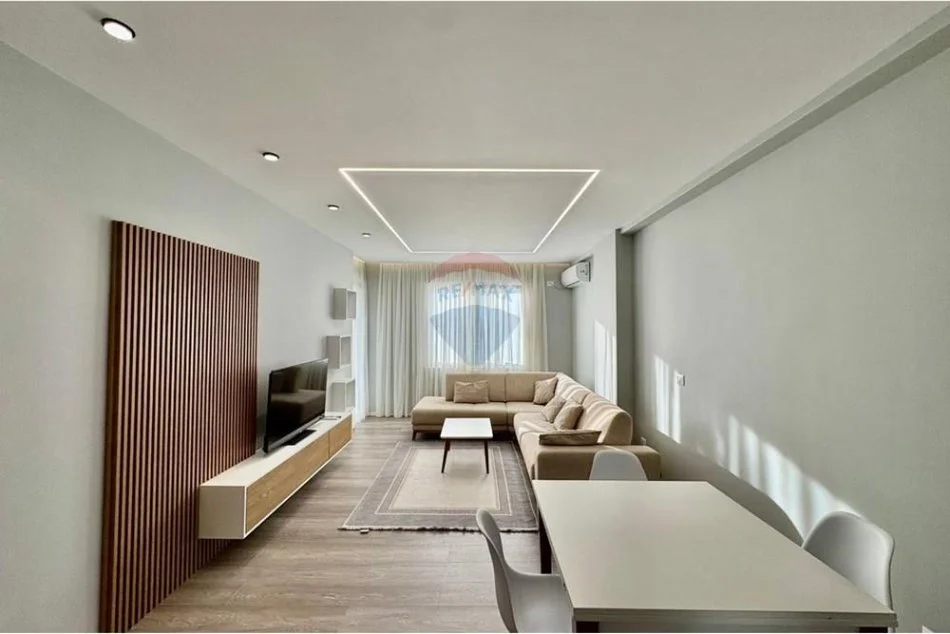 Tirane, jepet me qera apartament 1+1 , 75 m² 600 € (Stacioni Trenit)