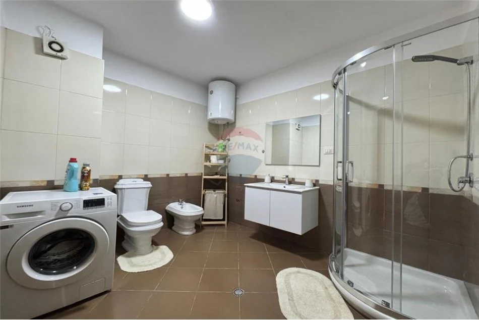 Tirane, jepet me qera apartament 1+1 , 70 m² 700 € 