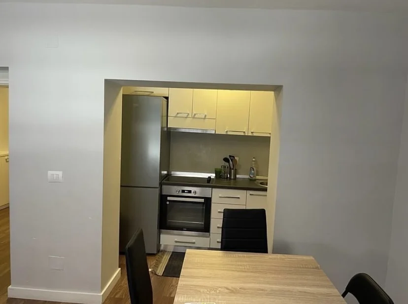 Tirane, jepet me qera apartament 1+1 Kati 1, 60 m² 650 € (Rruga Sulejman Delvina)