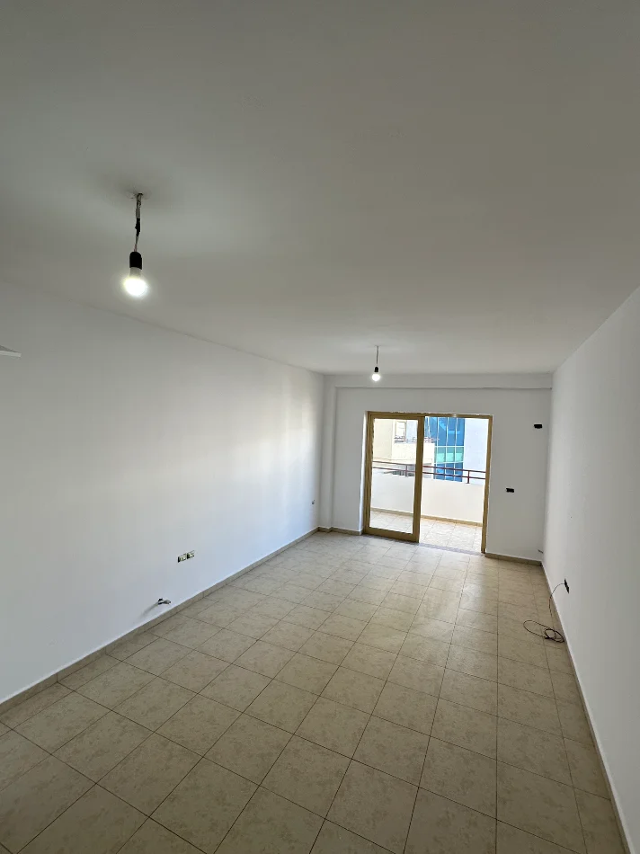 Tirane, jepet me qera apartament 1+1 Kati 4, 70 m² 300 €