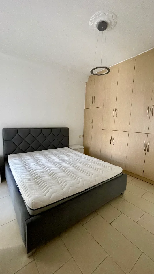 Tirane, jepet me qera apartament 1+1 pranë qendrës, 800 €