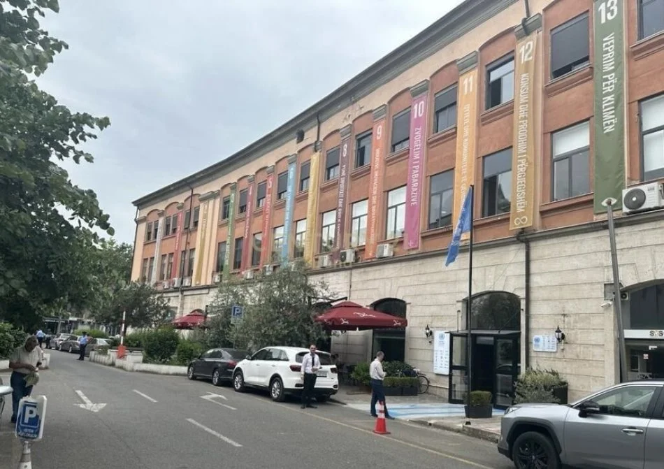 Tirane, shes garsonier 1+1 Kati 0, 40 m² 98.000 € (Rruga e Durresit, Blloku i Ambasadave)