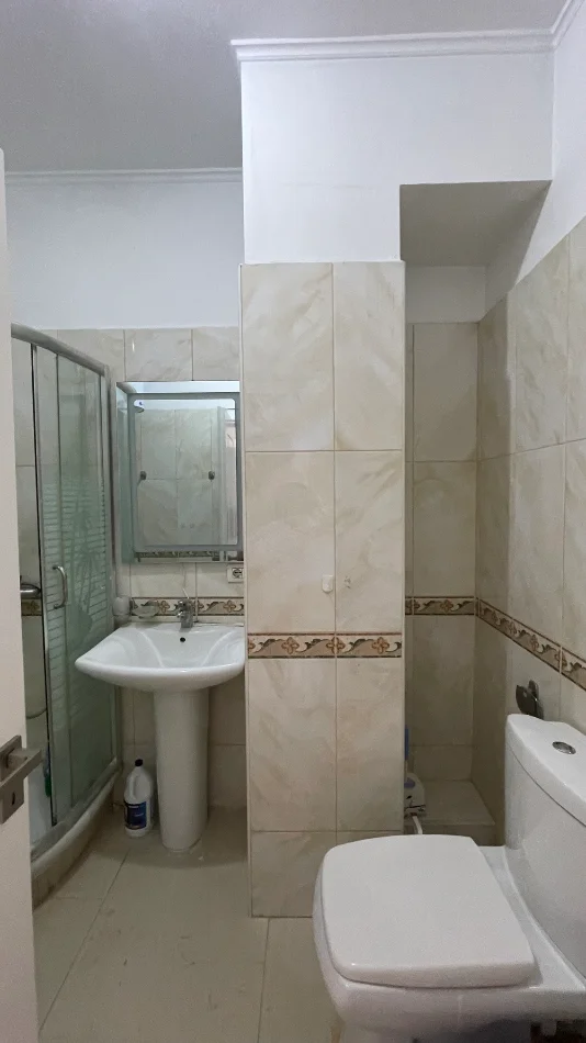 Tirane, jepet me qera apartament 1+1 pranë qendrës, 800 €