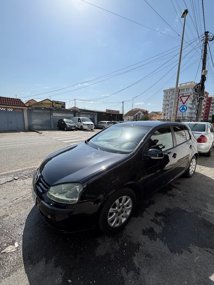 Shkoder, shitet makine Golf 5 Nafte, e zeze manuale Kondicioner