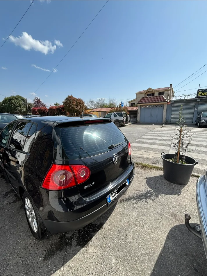 Shkoder, shitet makine Golf 5 Nafte, e zeze manuale Kondicioner