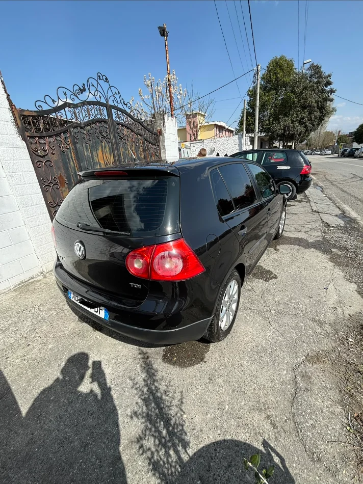 Shkoder, shitet makine Golf 5 Nafte, e zeze manuale Kondicioner