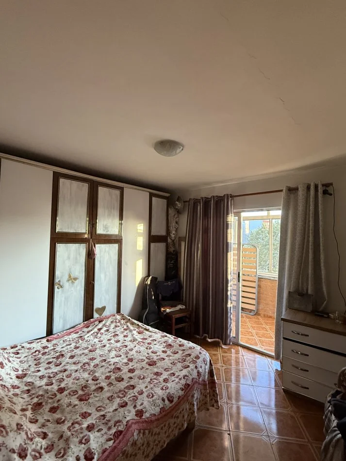 Tirane, jap me qera apartament 2+1+Ballkon Kati 5, 75 m² 600 € (Prane Qendres, kryqezimi Siri Kodra/Ferit Xhajko)