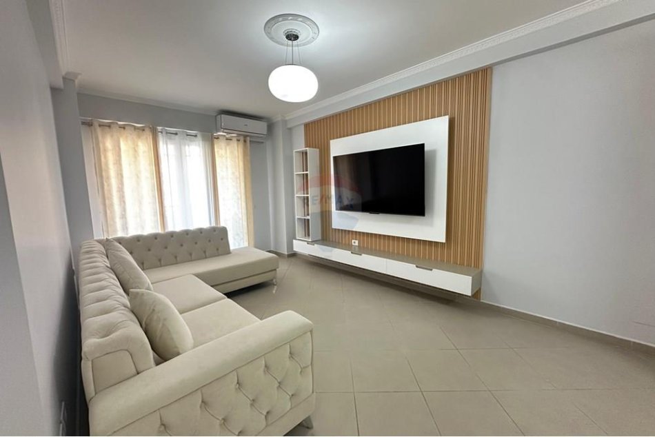 Tirane, jepet me qera apartament 2+1+Ballkon Kati 3, 110 m² 1.100 € (Komuna Parisit)