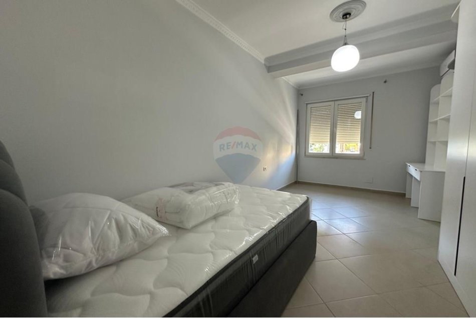 Tirane, jepet me qera apartament 2+1+Ballkon Kati 3, 110 m² 1.100 € (Komuna Parisit)