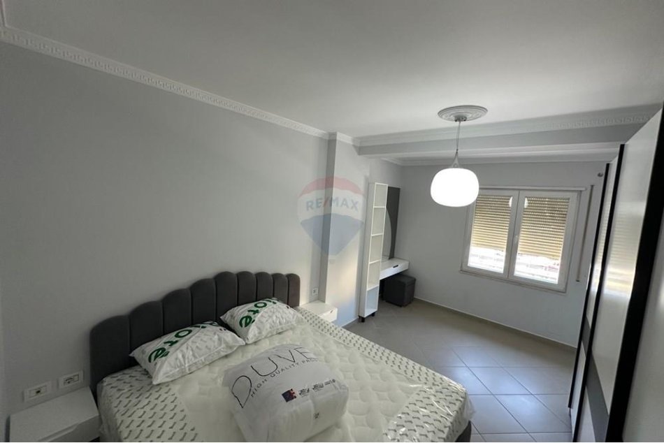 Tirane, jepet me qera apartament 2+1+Ballkon Kati 3, 110 m² 1.100 € (Komuna Parisit)