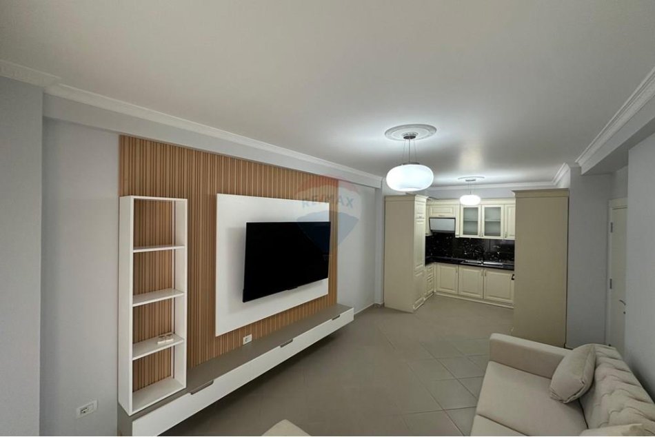 Tirane, jepet me qera apartament 2+1+Ballkon Kati 3, 110 m² 1.100 € (Komuna Parisit)