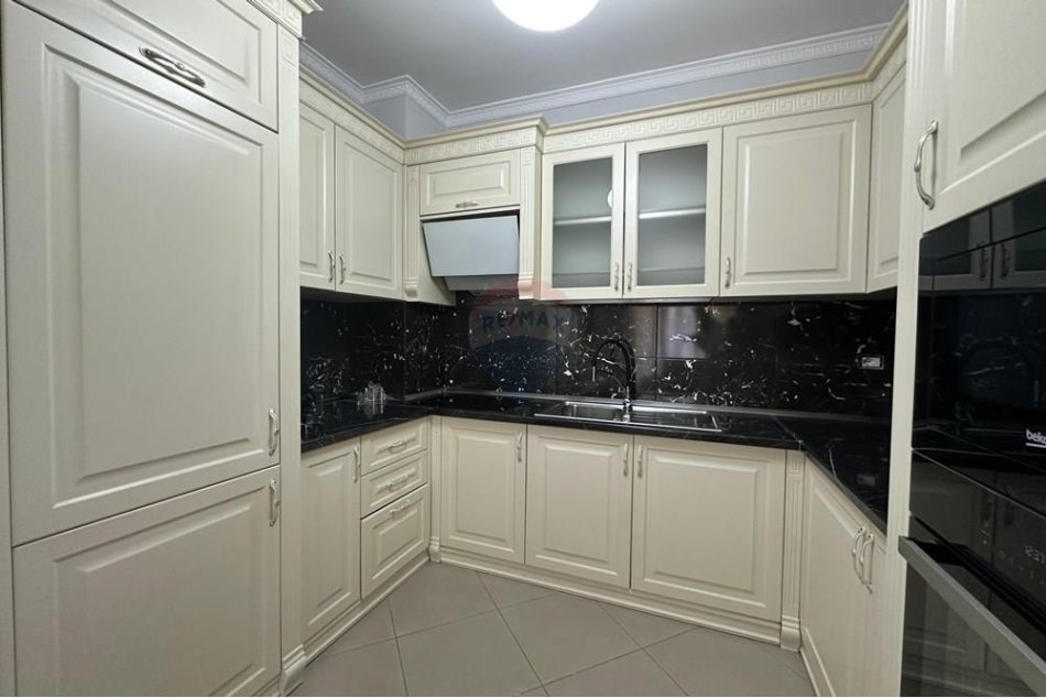Tirane, jepet me qera apartament 2+1+Ballkon Kati 3, 110 m² 1.100 € (Komuna Parisit)
