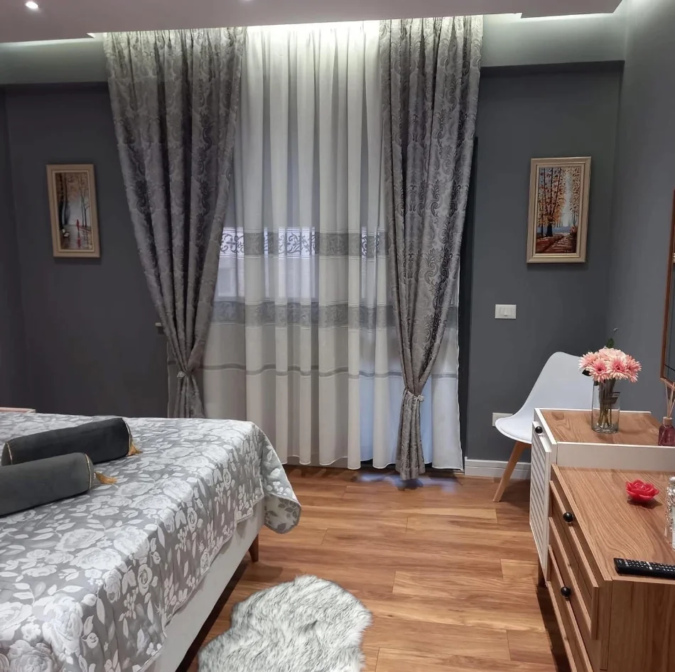 Tirane, jepet me qera apartament 1+1 Kati 4, 70 m² 650 € (Prane Gjimnazit Petro Nini)