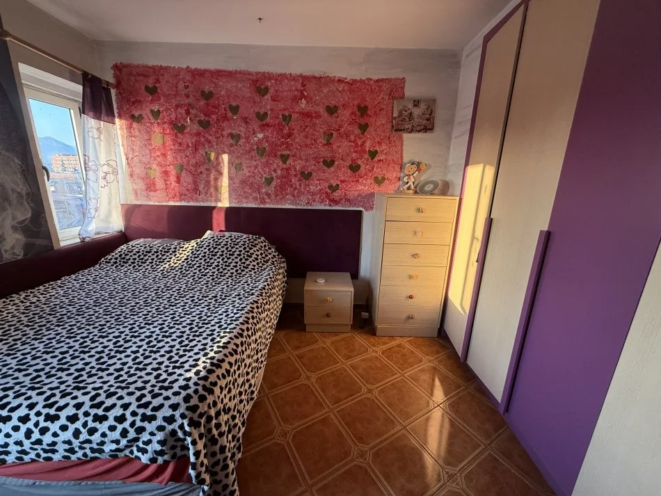 Tirane, jap me qera apartament 2+1+Ballkon Kati 5, 75 m² 600 € (Prane Qendres, kryqezimi Siri Kodra/Ferit Xhajko)