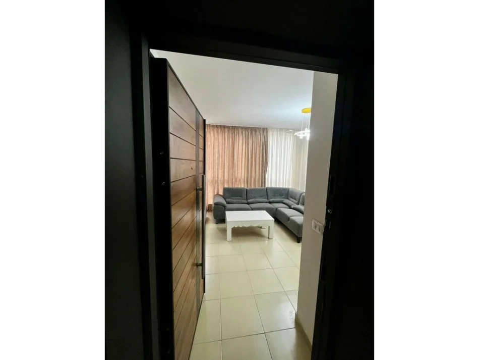 Tirane, jepet me qera apartament 2+1 Kati 1, 100 m² 650 € 