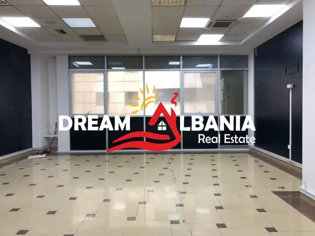 Tirane, jepet me qera ambjent biznesi Kati 2, 100 m² 900 € (Ne qendren Galeria)